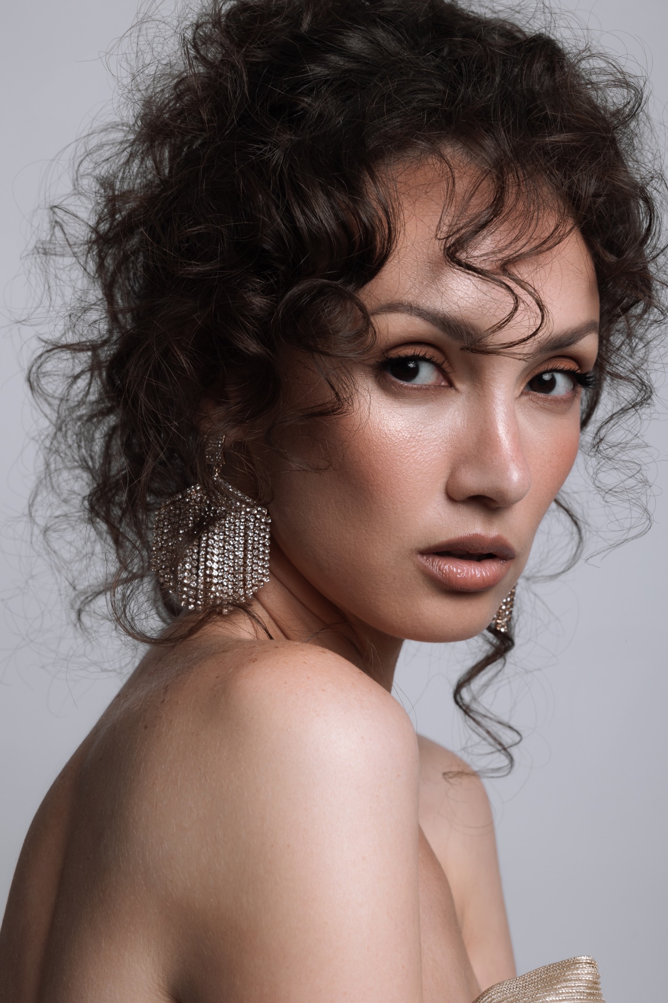 Nahaufnahme mit ausdrucksstarkem Blick und elegantem Beauty-Look